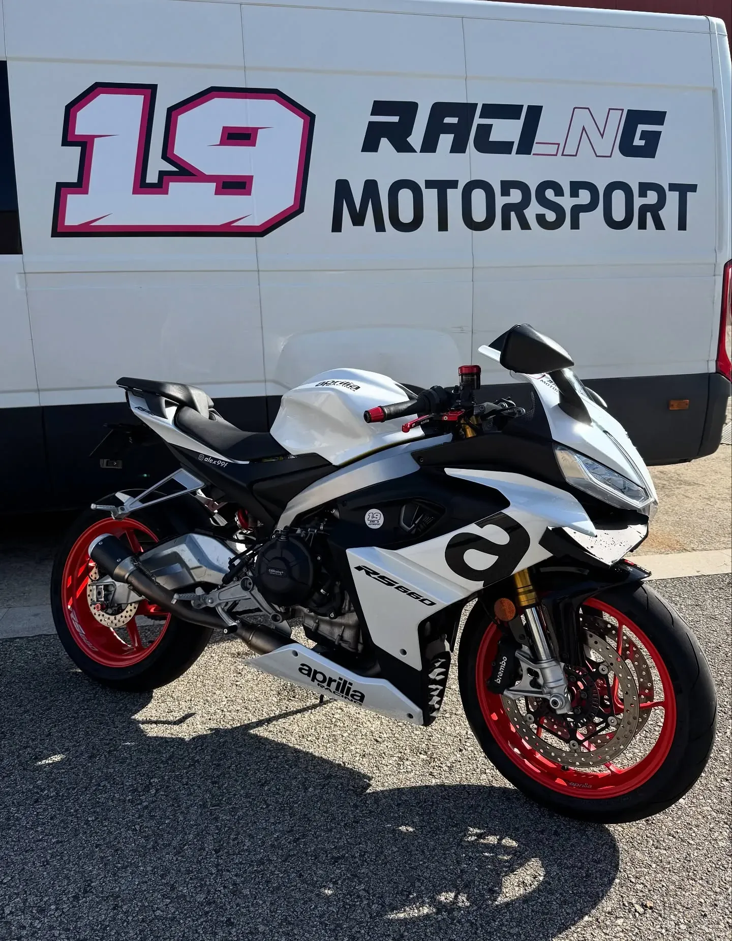 Aprilia RS 660 blanca aparcada delante de la furgoneta de 19 Racing Motorsport