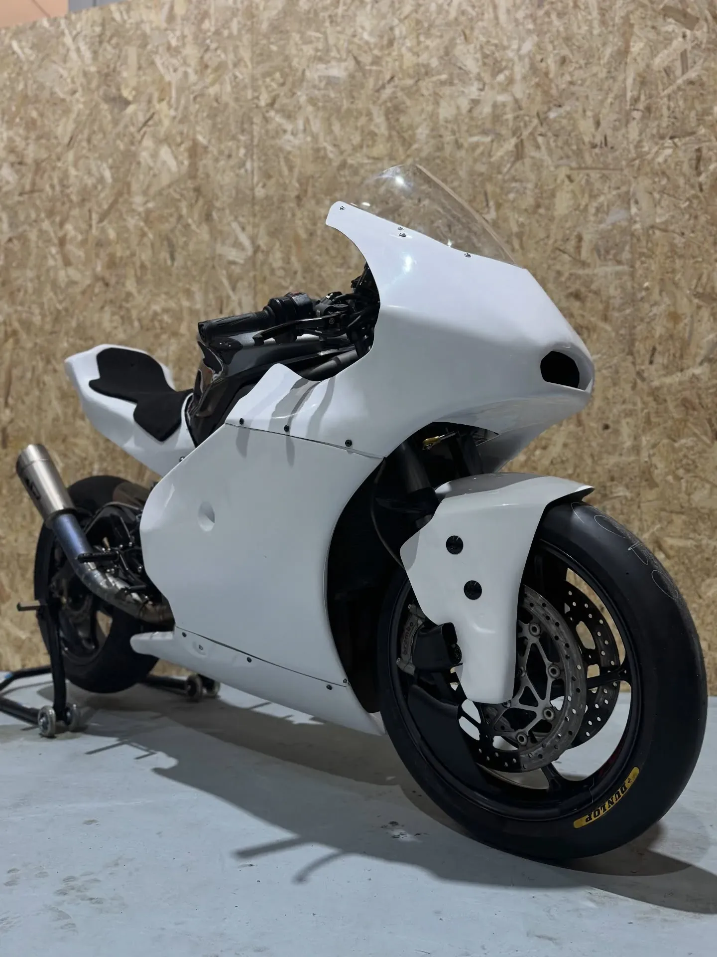 Triumph Street Triple convertida en réplica de Moto2, con carenado blanco de competición