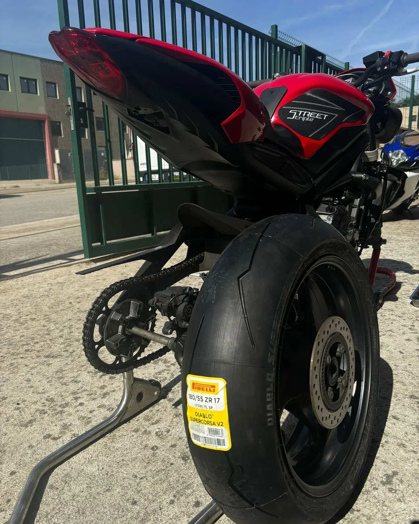 Triumph Street Triple sobre caballete con un Pirelli Diablo Supercorsa V2 nuevo en la rueda trasera
